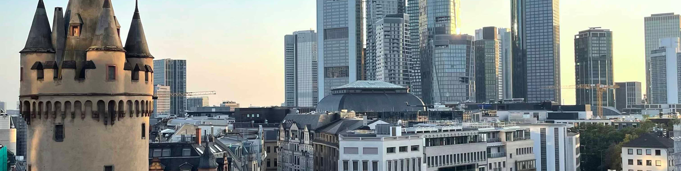 Stadtfuehrung im Frankfurter Ostend und den Bauprojekten rund um die EZB
